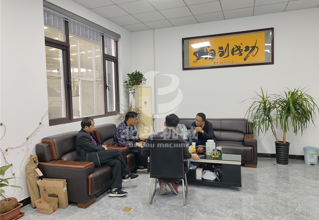 鋸末炭化設(shè)備迎來遠(yuǎn)方的客戶來訪